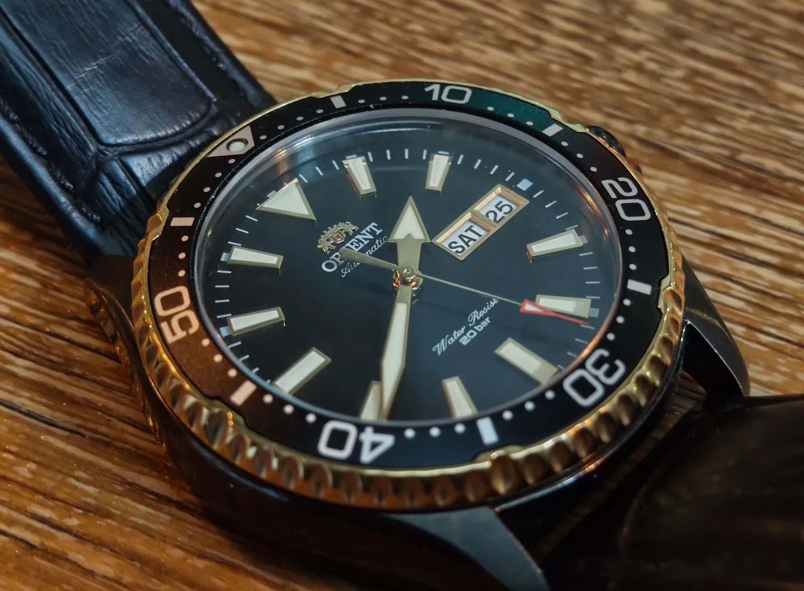 Orient Kamasu RA-AA0005B19A en negro y oro: esfera negra con índices dorados, bisel moneda dorado y correa de piel negra, propiedad de Marco M.